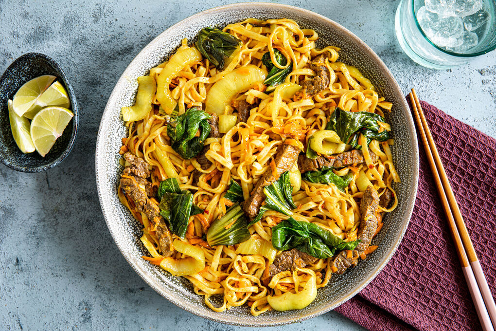 Malaysischer Rindfleisch-Wok mit Pak Choi und breiten Nudeln