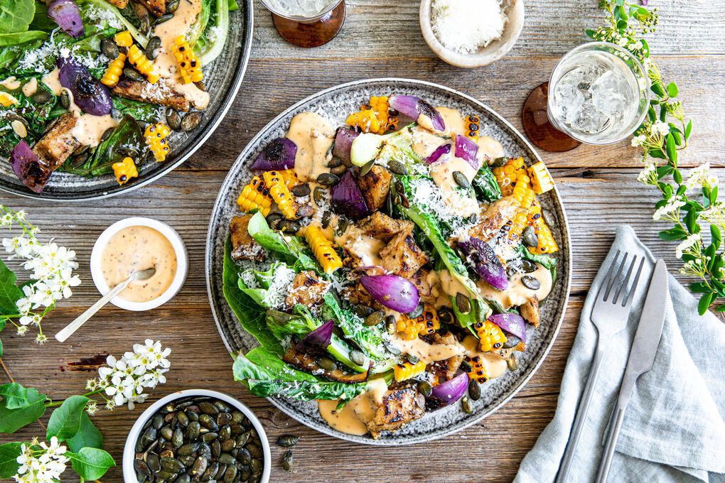 BBQ-Special: Chipotle-„Hähnchen“ auf gegrilltem Salat mit Mais und Käse