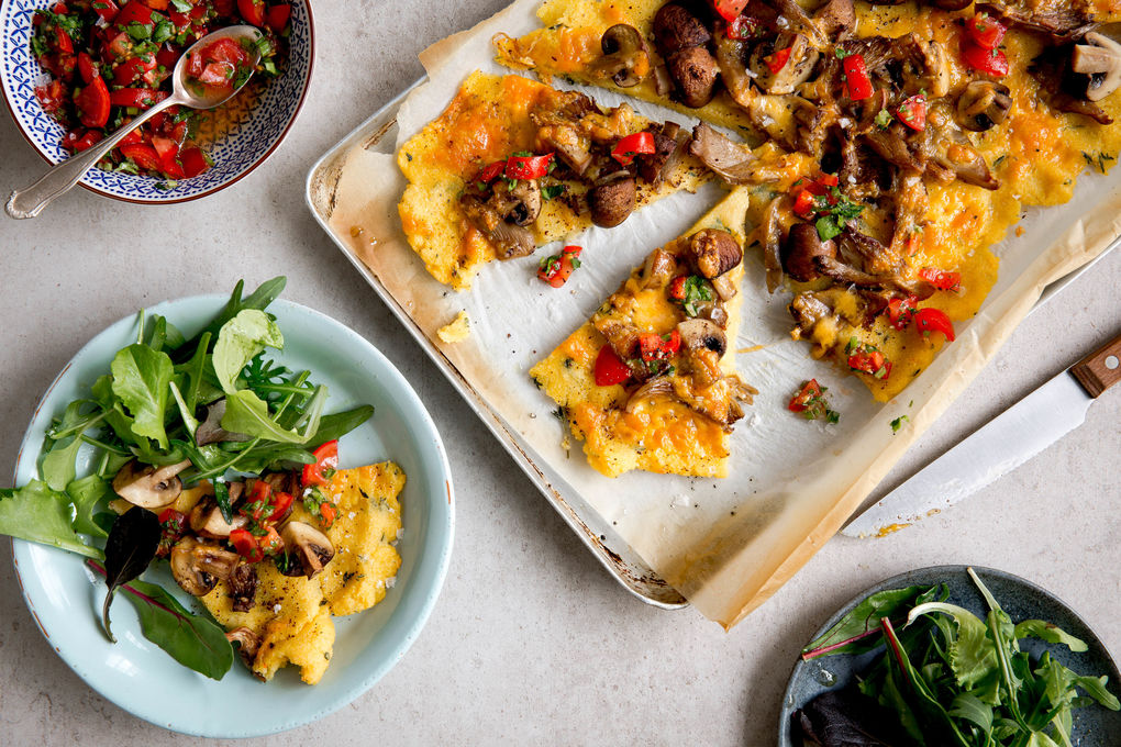 Polenta-Pizza mit Pilzen und Käse, dazu frischer Salat