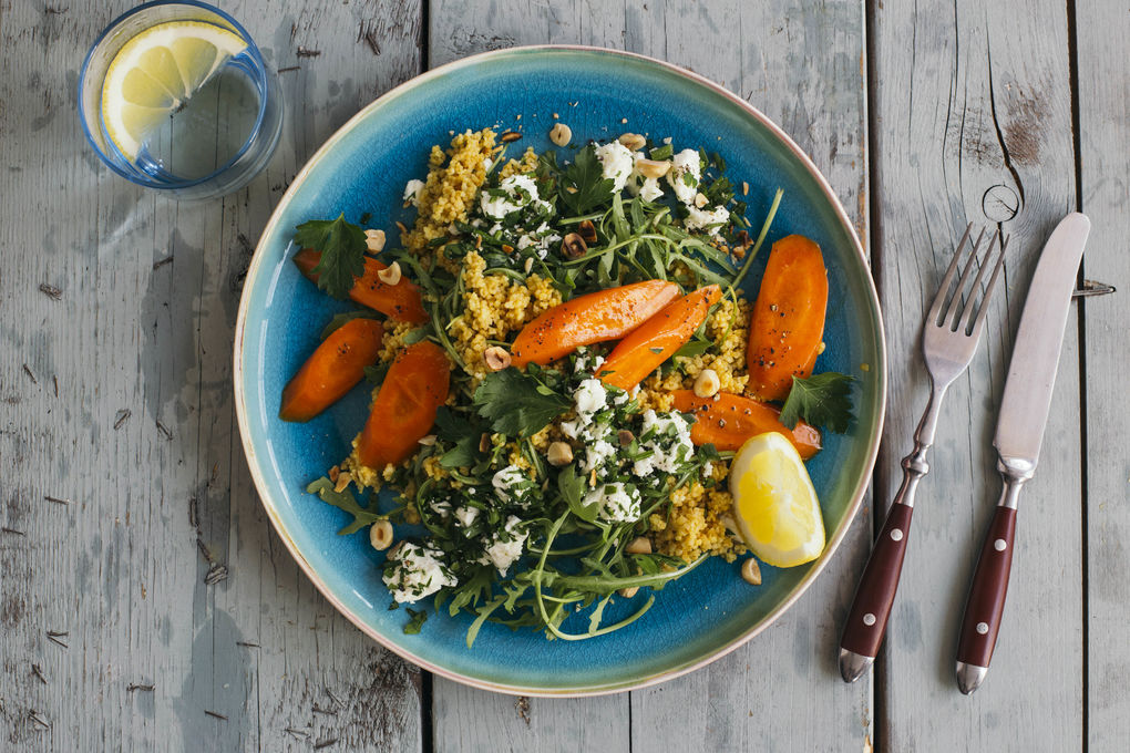 Buttrige Vichykarotten mit Haselnuss-Bulgur und Trakaja-Käse