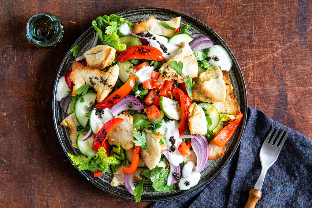 Paprika-Pita-Salat Fattoush-Style mit Feta-Joghurt-Sauce und Minzöl