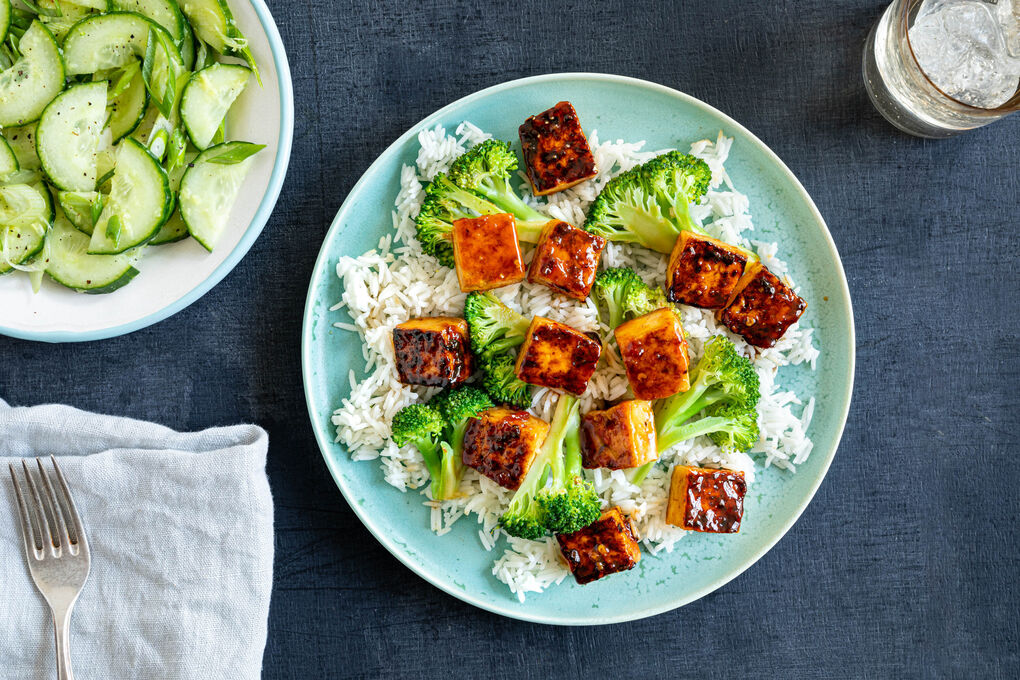 Sweet-Chili-Tofu und Brokkoli mit Basmatireis und Gurken-Ingwer-Salat