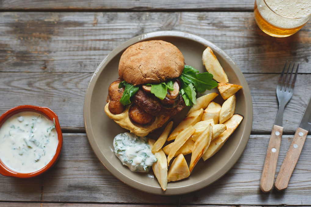 Rindfleisch-Pilz-Burger mit Pastinaken-Wedges und Joghurt-Dip