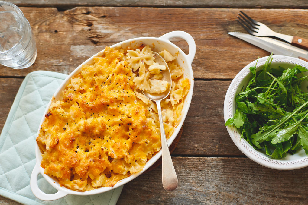 Cremiges Carbonara-Gratin mit knackigem Rucola-Salat