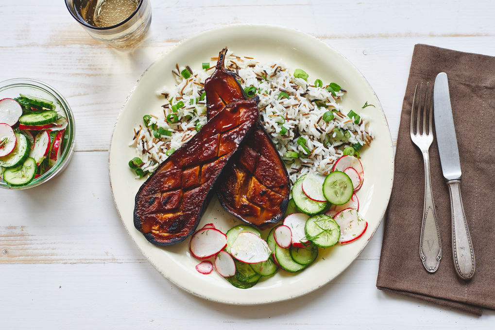Asiatische Miso-Aubergine mit Salat und Reis