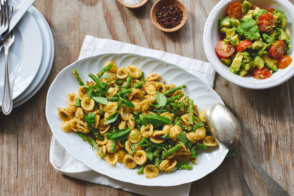 Schnelle Pasta mit Basilikum-Mandel-Pesto