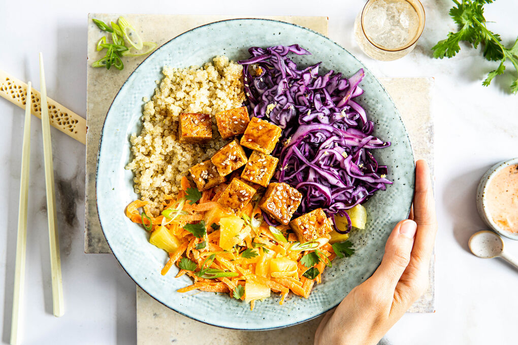 Special: Vegane Tofu-Quinoa-Bowl mit fruchtigem Rotkohl-Ananas-Salat