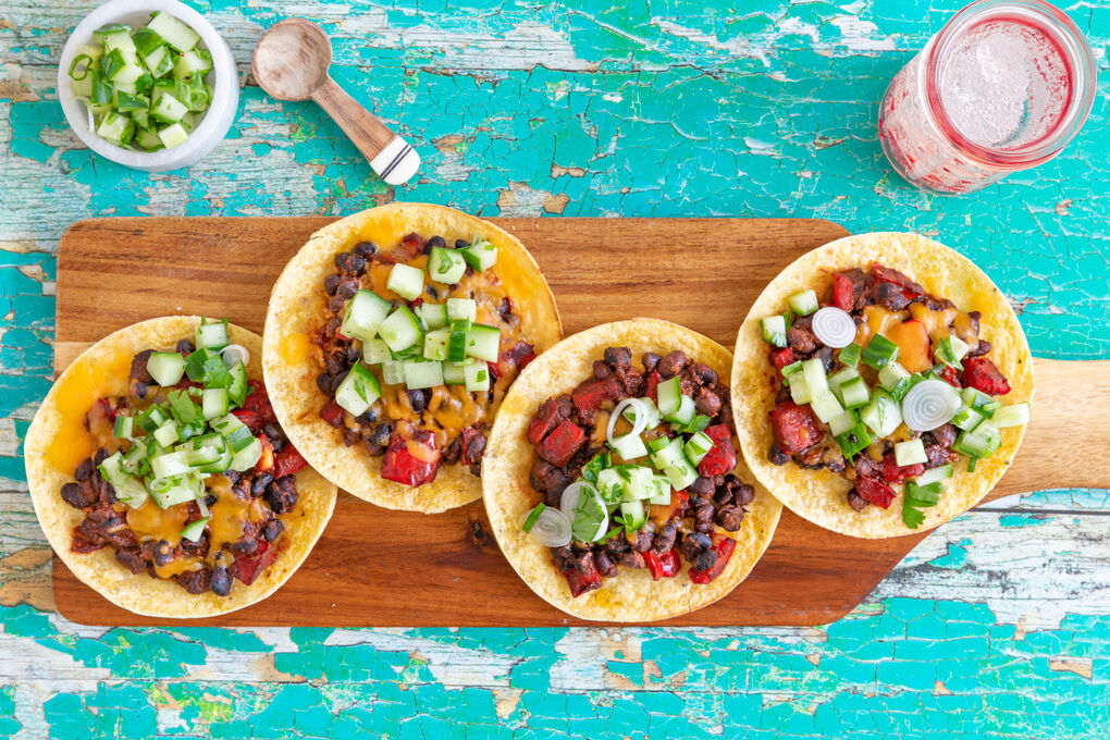Tortillas mit schwarzen Bohnen und Käse serviert mit Lauchzwiebel-Gurken-Salsa