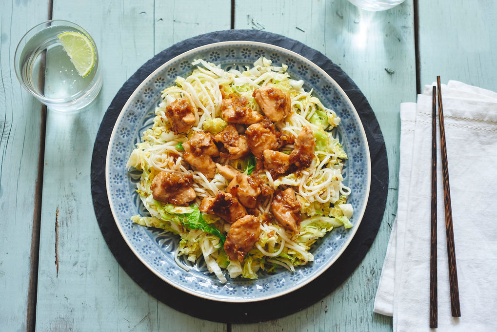 Karamell-Ingwer-Hühnchen mit Wirsing-Bratnudeln
