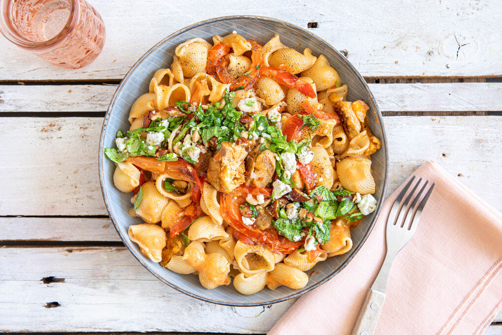 Paprika-Hähnchen-Pasta mit Feta mit Rauchmandeln und Basilikum
