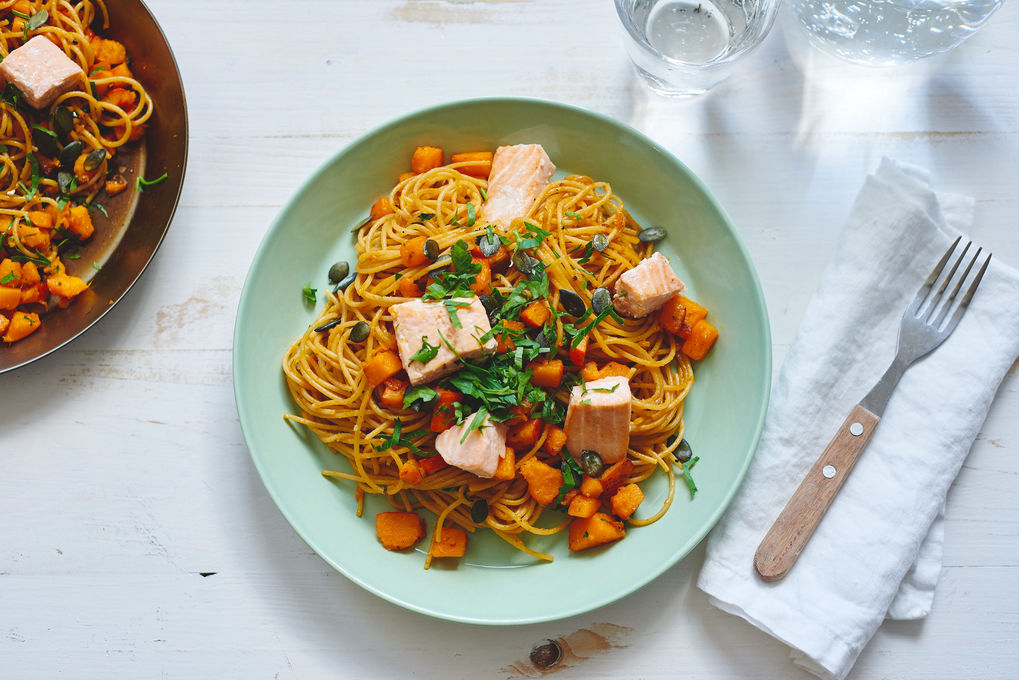 Zarte Lachswürfel auf Vollkorn-Spaghetti mit Kürbissugo