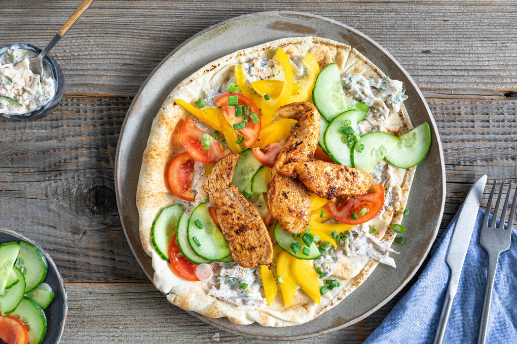 Tandoori-Hähnchenstreifen mit Gemüse auf Vollkornfladenbrot mit Minzraita