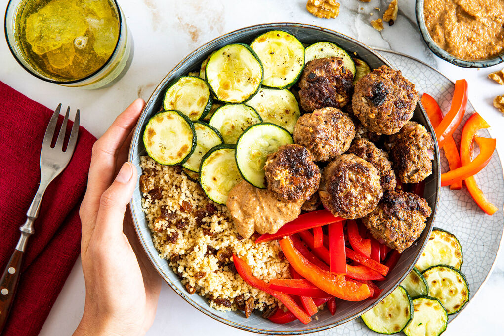 Special: Bowl mit Feta-Hackbällchen auf Rosinen-Couscous mit Muhammara
