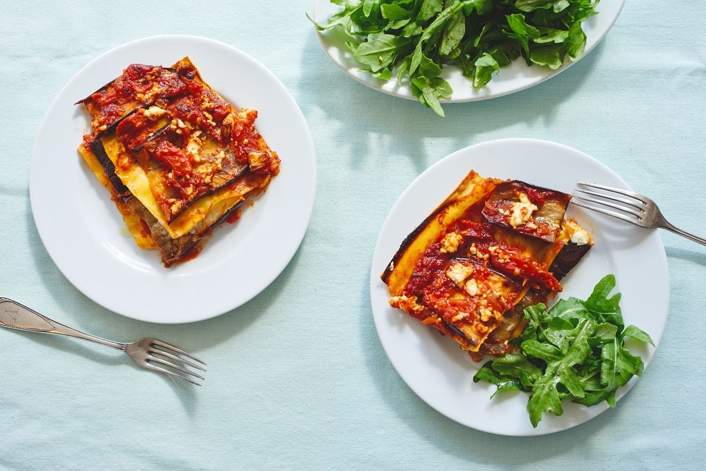 Cremige Auberginenlasagne mit Hirtenkäse und Rucola