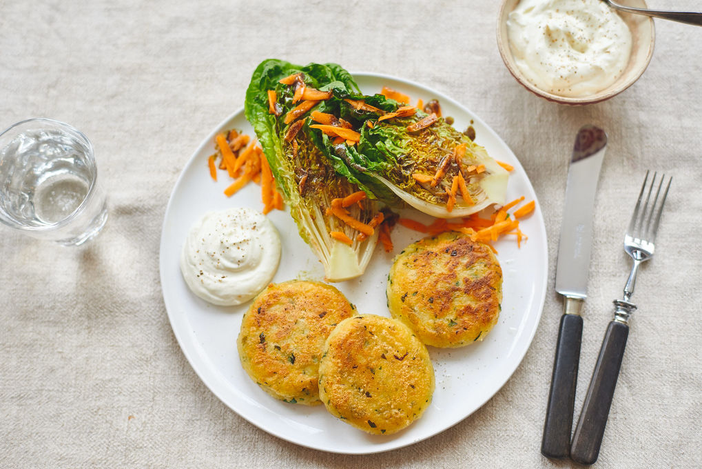 Knusprige Petersilien-Puffer mit Quark und gegrilltem Salat