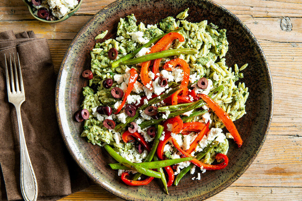 Paprika-Bohnen-Gemüse mit Feta auf Pesto-Risoni mit gerösteten Kürbiskernen
