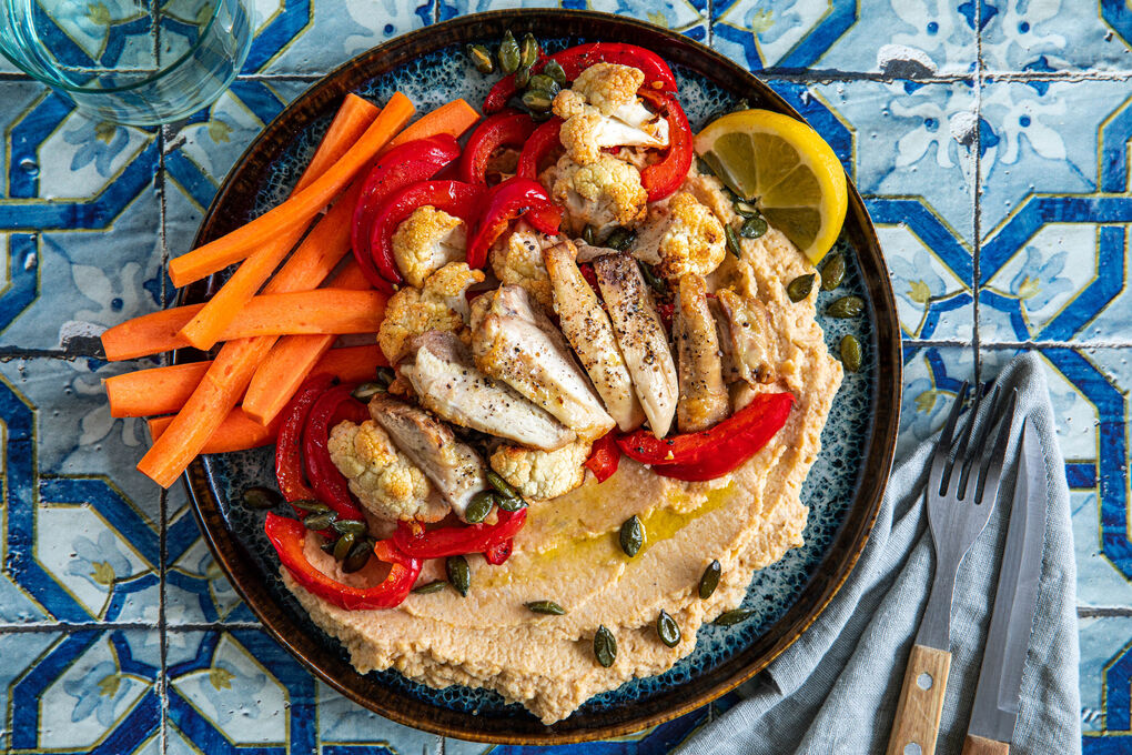 Ofenhähnchen auf Blumenkohlhummus Low Carb mit Karotte und Paprika