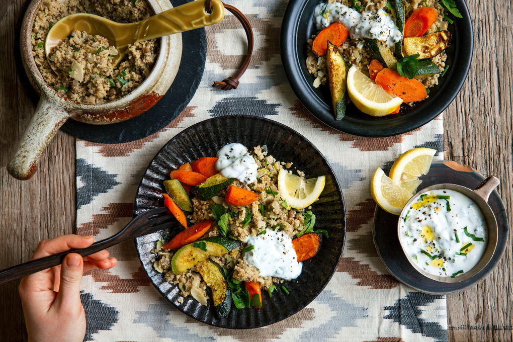 Couscous-Pilaw mit Schawarmagemüse und Joghurtsauce