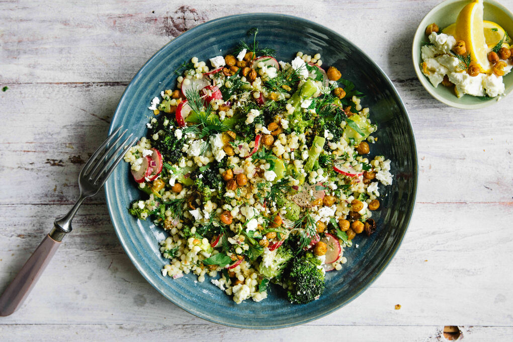 Bunter Perlencouscous-Feta-Salat mit Brokkoli und gerösteten Kichererbsen