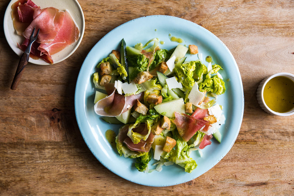 Sommersalat mit Serrano Melone und Croûtons
