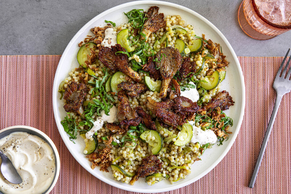 Frittierte Austernpilze mit veganer Mayo auf Zucchini-Lauch-Perlencouscous