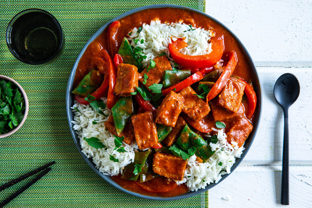 Paprika-Bohnen-Curry mit Tofu auf Basmati-Koriander-Reis
