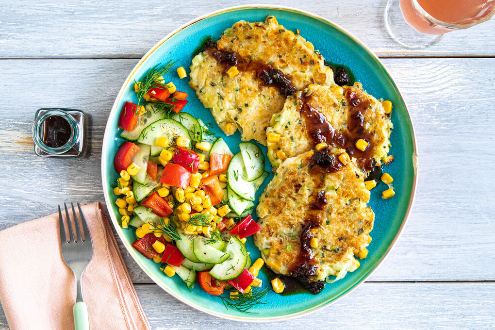 Vegane Lauch-Mais-Bratlinge dazu Paprika-Gurken-Salat mit Dill