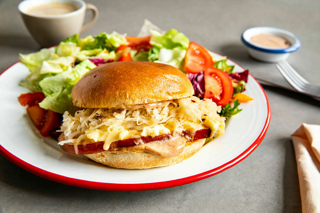 Sauerkraut-Kassler-Sandwich mit Käse dazu Salat mit Tomaten