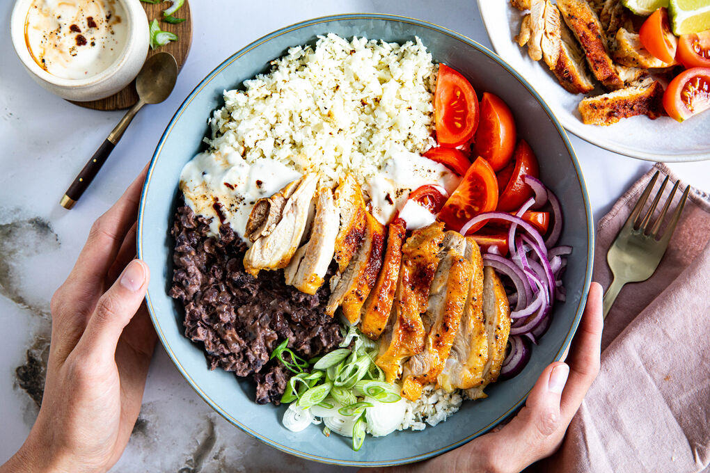 Special: Hähnchen-Bowl Low Carb mit Blumenkohlreis und Chipotle-Crème fraîche