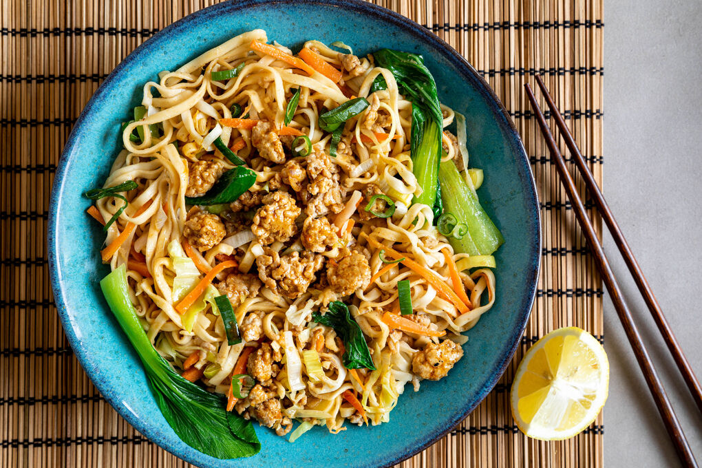 Chinesische Nudeln mit Schweinehack und buntem Pak-Choi-Gemüse