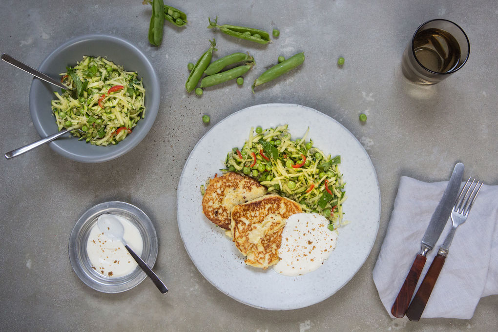 Ricotta Pancakes an einem Quinoa-Zucchini Salat mit Joghurtsoße