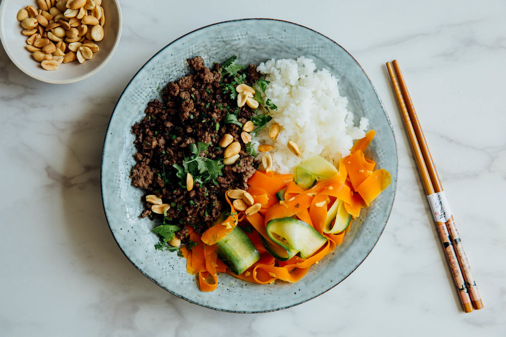 Thai-Rinderhack-Schale mit Karotten-Gurken-Salat