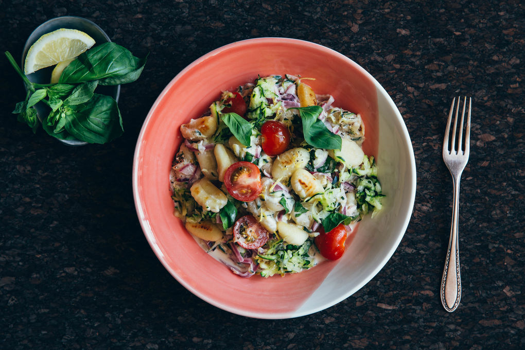 Knusprige Gnocchi-Pfanne mit Zucchini und Tomaten