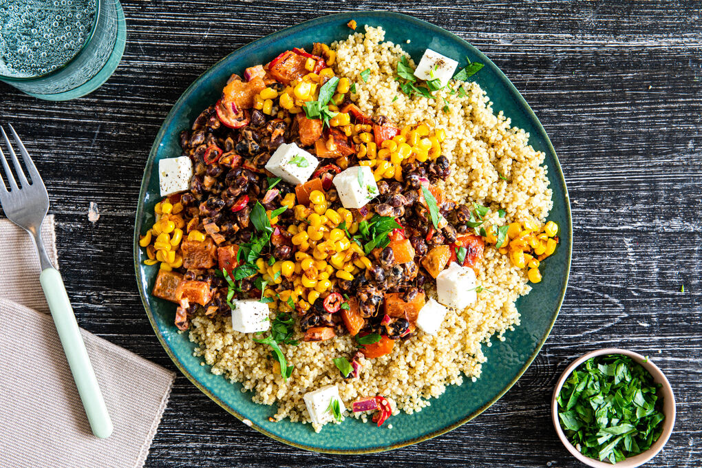 Pikantes Chili-Limetten-Gemüse mit Feta mit Quinoa und Koriander