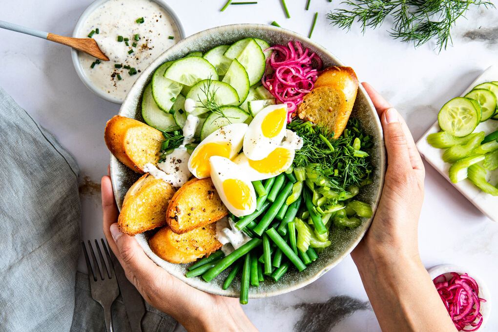 Special: Salat-Bowl mit Ei mit grünen Bohnen und Knoblauchbrot