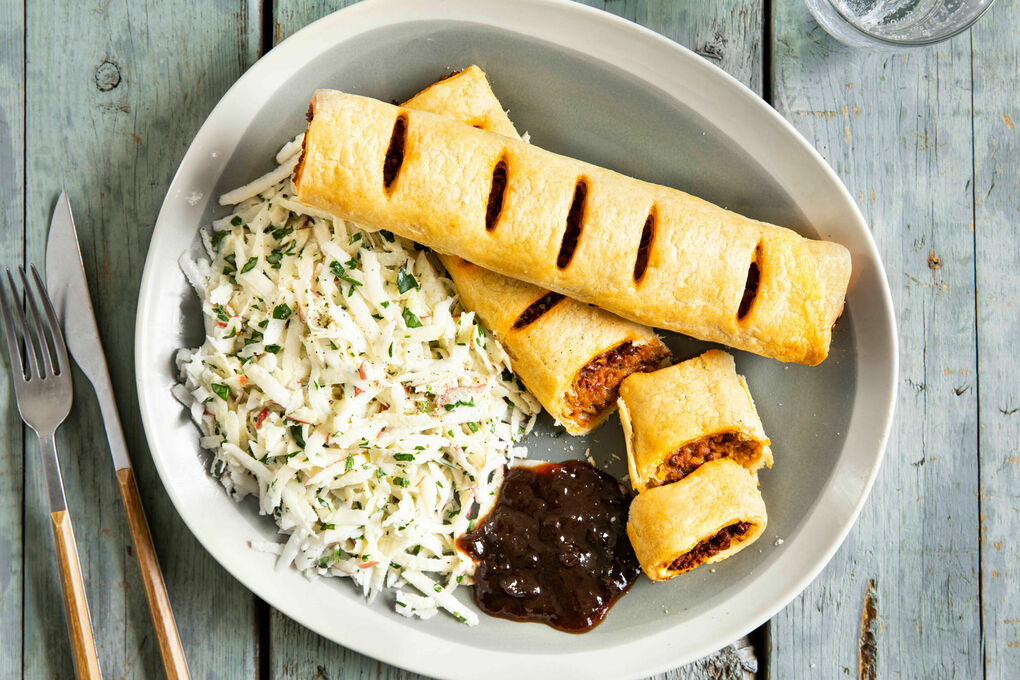 Veganes Linsenwürstchen im Blätterteig mit Sellerie-Apfel-Salat und Zwiebeldip