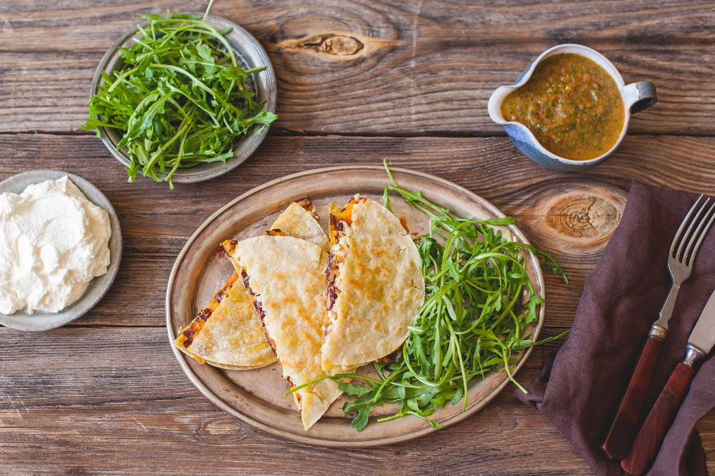 Süßkartoffel-Quesadilla mit scharfer Salsa und Rucolasalat