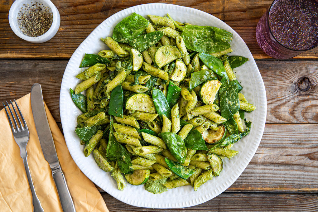 Penne mit Kaiserschoten und Zucchini mit veganem Spinatpesto und Walnüssen