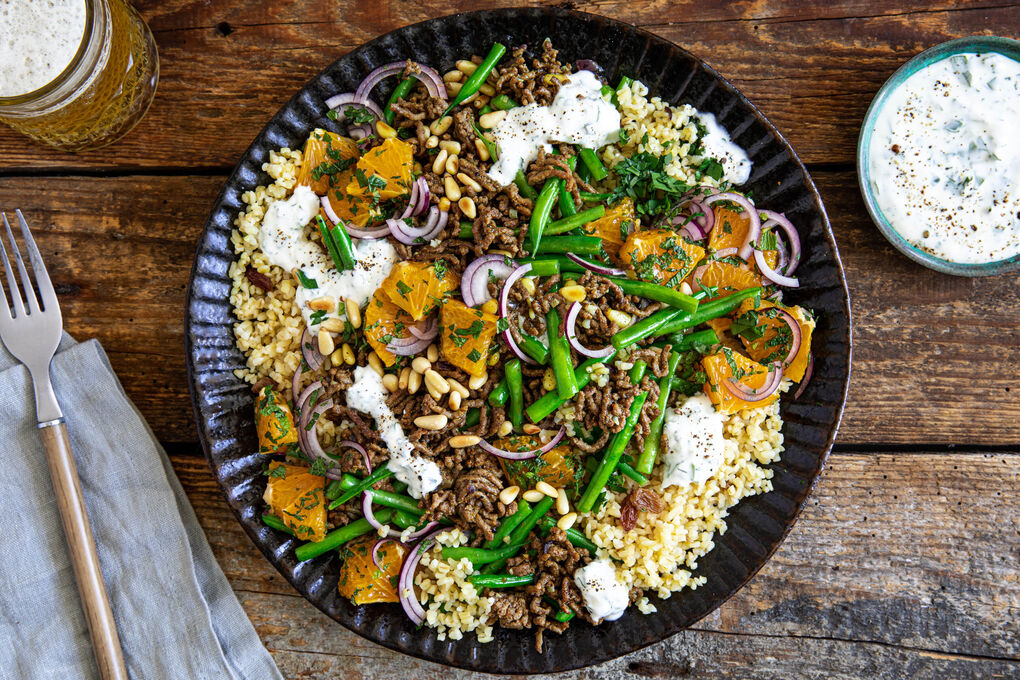 Libanesische Hackfleisch-Bohnen-Pfanne mit Bulgur und Orangen-Minze-Salat