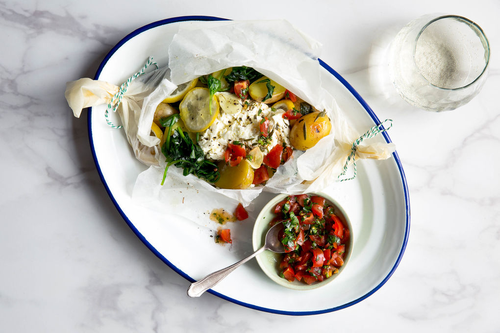 Sommergemüse "en papillote" mit Feta, Zitrone und Tomaten-Salsa