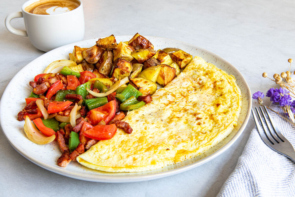 Denver-Omelett mit Bacon und gerösteten Kartoffeln