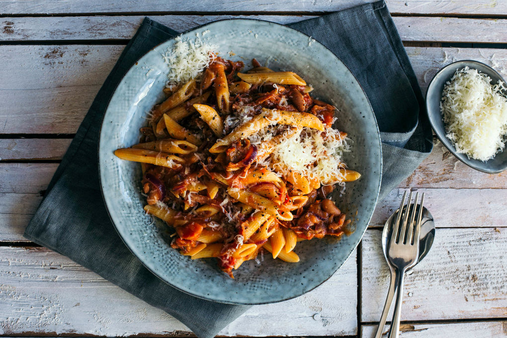 Pikante Chili-Salami-Pasta mit Tomaten und Borlotti-Bohnen