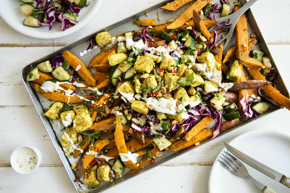 Süßkartoffeln & Hähnchen aus dem Ofen Loaded-Fries-Style mit Rotkohl-Gurken-Salat