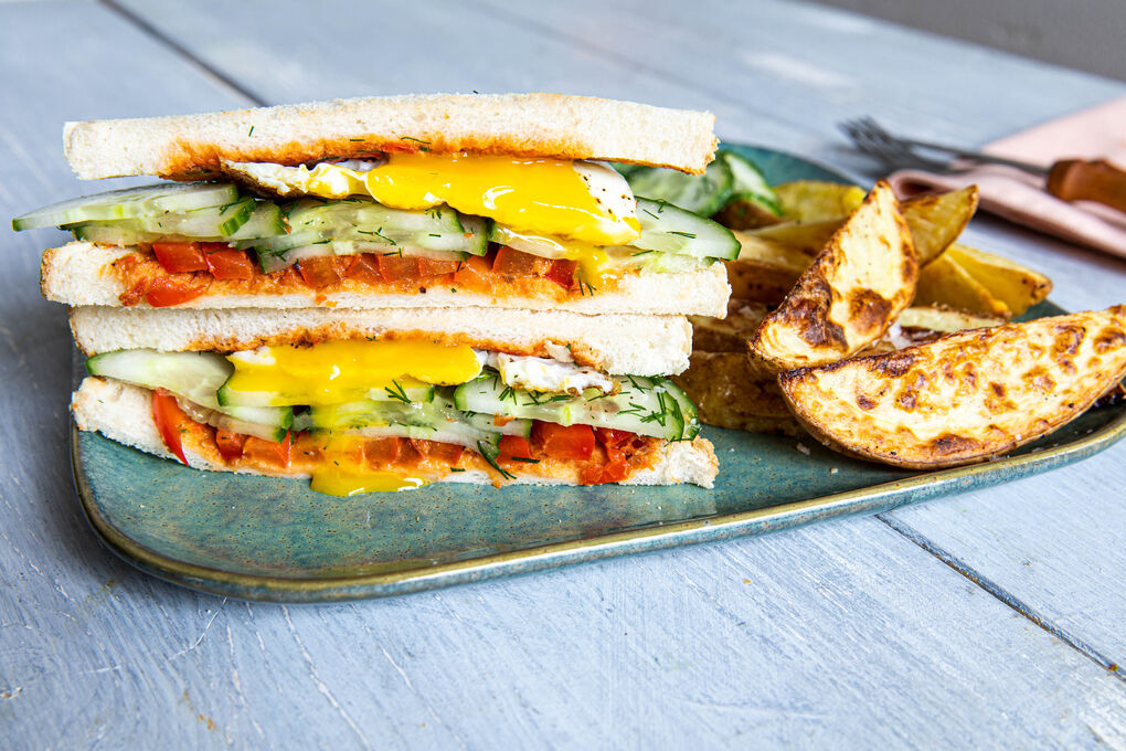 Spiegelei-Sandwiches mit Paprikasauce dazu gebackene Kartoffeln & Gurken-Dill-Salat