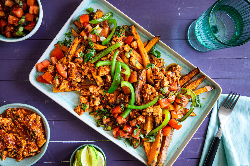 Süßkartoffeln mit Tofu-„Hacksauce“ Loaded-Fries-Style mit süßer Tomatensalsa