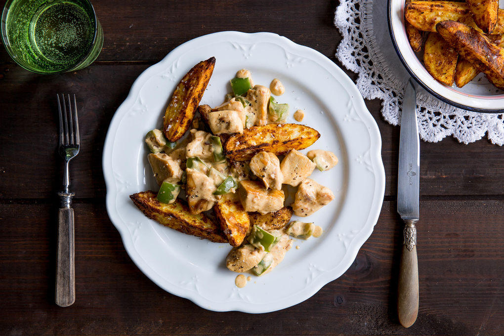 Hähnchen in Senf-Sauce mit Backkartoffeln und Paprika