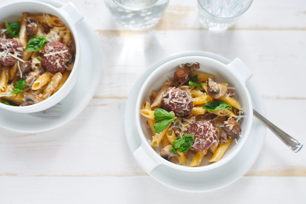 Pasta-Auflauf mit Hackbällchen und Champignons