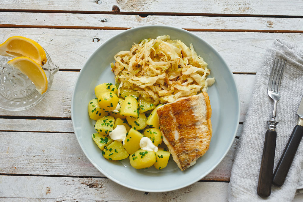 Knuspriger Zander mit Wirsing und Schnittlauch-Kartoffeln