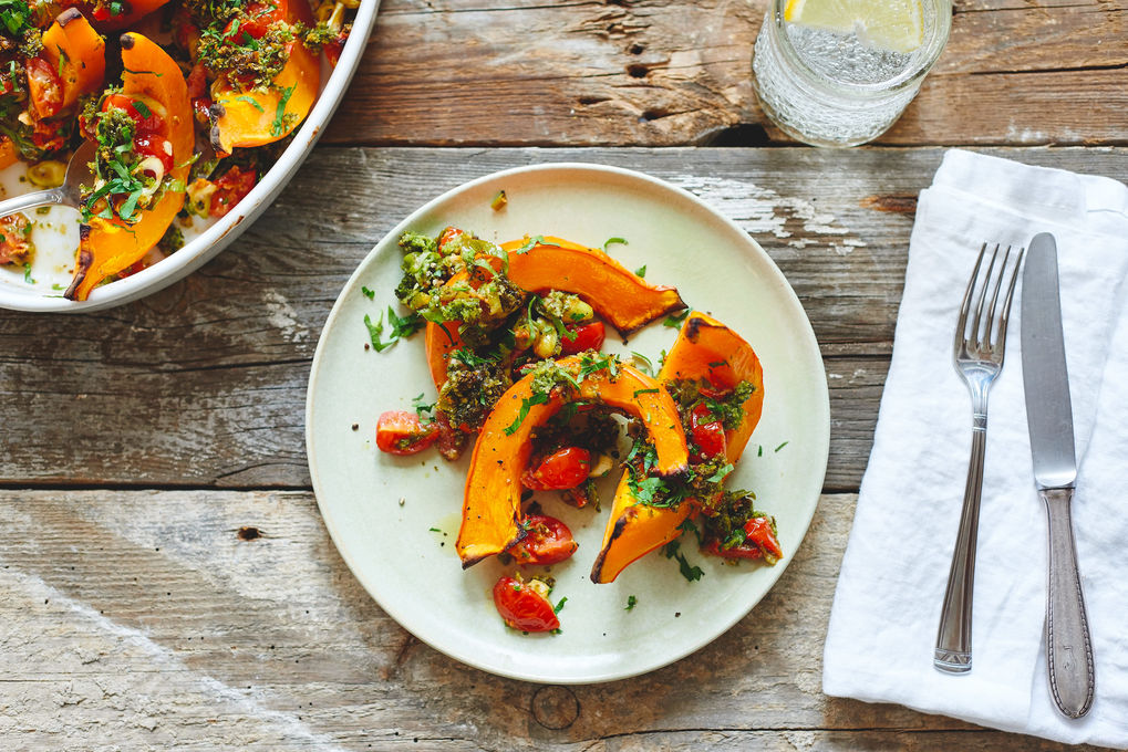 Ofen-Kürbis mit Tomaten und Pestocrumble