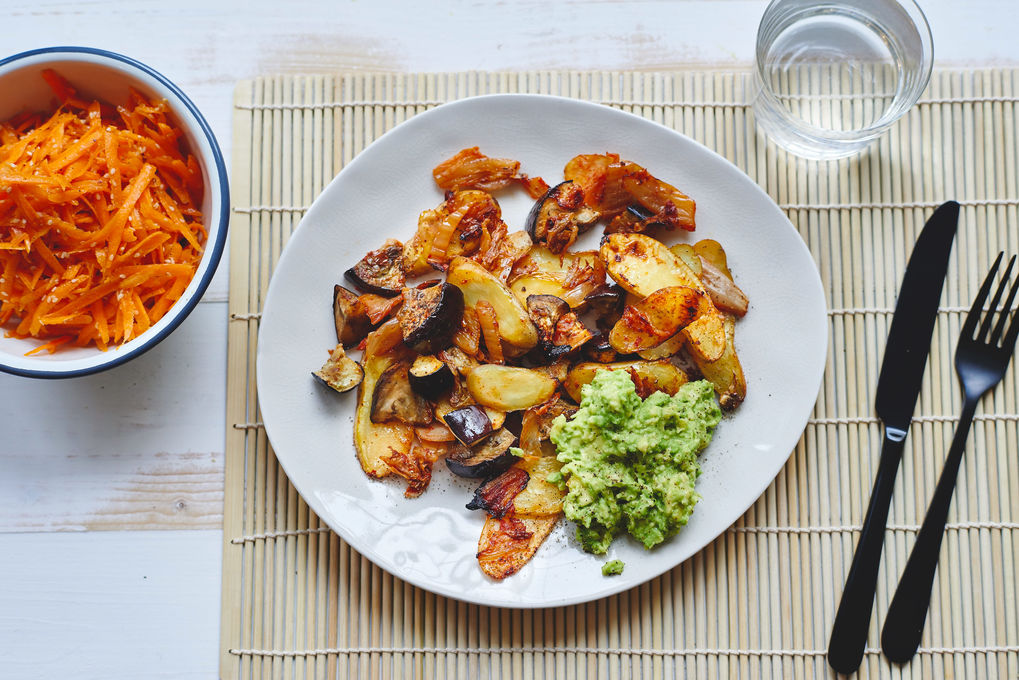 Kimchi-Kartoffeln mit Karottensalat und Avocado